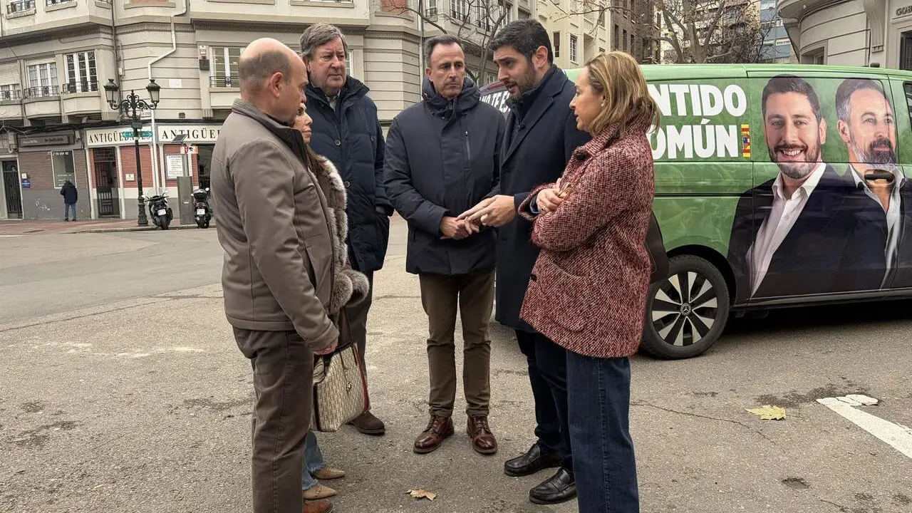 El candidato de Vox a la Presidencia del Gobierno de Arag&oacute;n, Alejandro Nolasco, junto a otros miembros de su candidatura, en Zaragoza. / EP