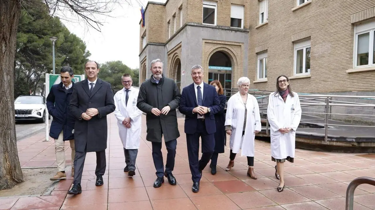 El candidato del PP a la Presidencia de Arag&oacute;n, Jorge Azc&oacute;n, en el exterior del hospital Royo Villanova de Zaragoza. / PP ARAG&Oacute;N