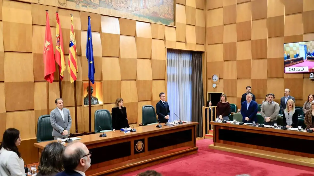 Minuto de silencio en el Ayuntamiento de Zaragoza. /AZ