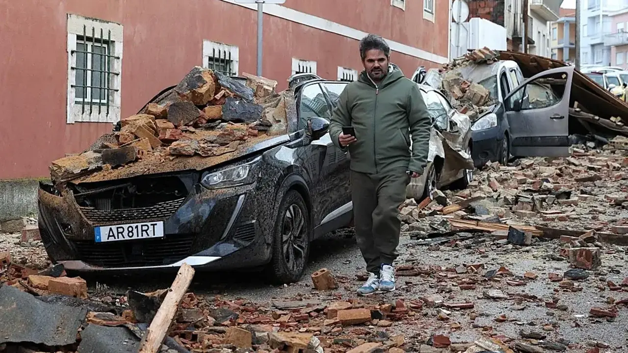 La borrasca Kristin descarg&oacute; con furia en Portugal, dejando im&aacute;genes como esta / HOY ARAG&Oacute;N