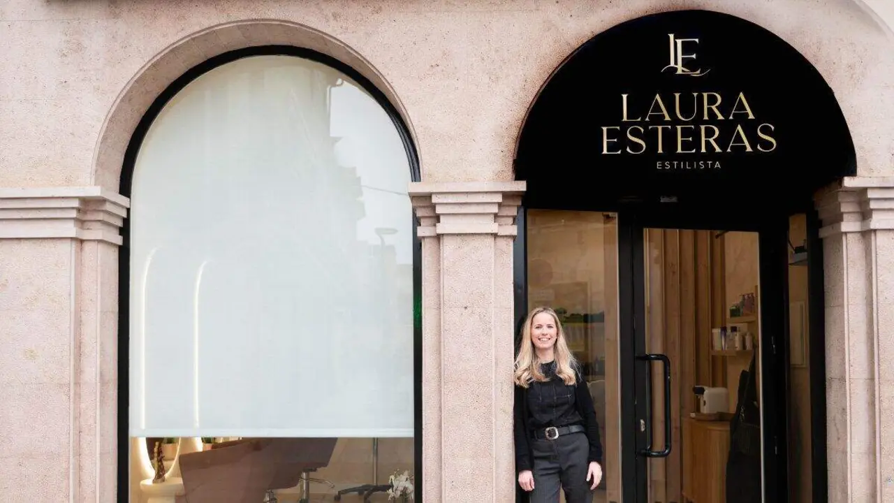 Laura Esteras acaba de abrir su peluquer&iacute;a en Zuera. / Ruth Luengo