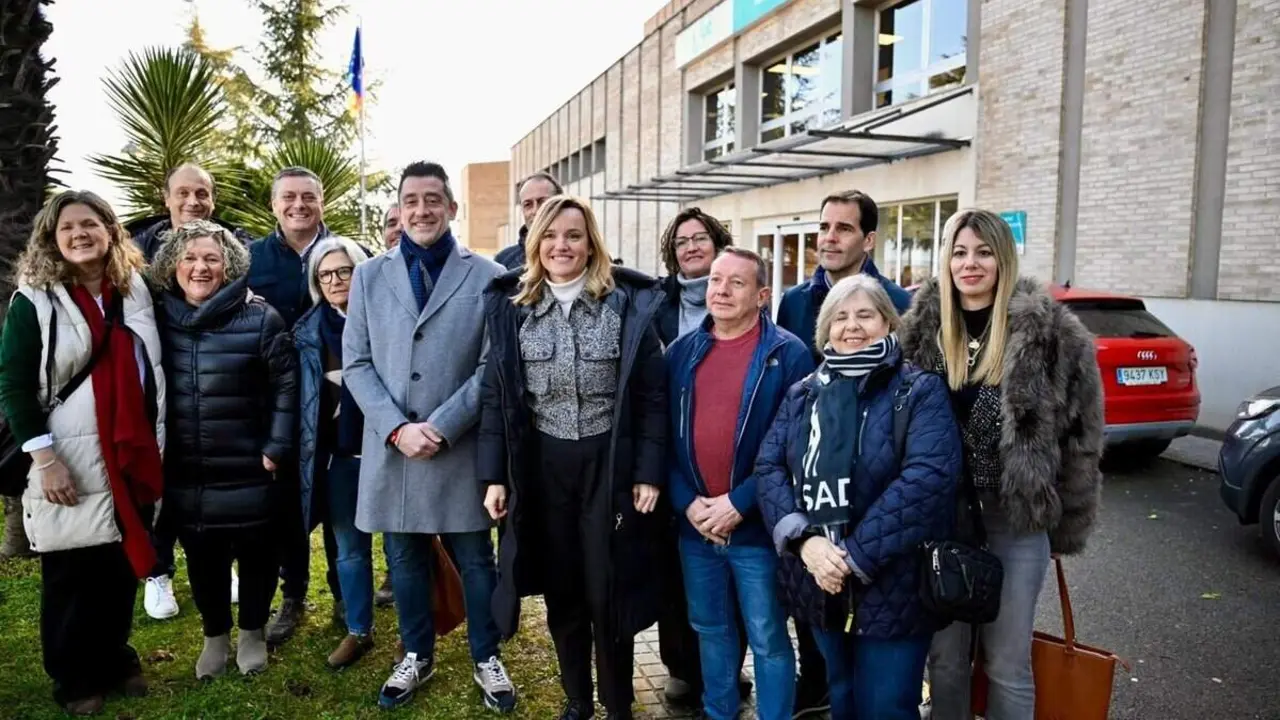 La candidata del PSOE, Pilar Alegr&iacute;a, a las puertas del Hospital Barbastro ./ PSOE