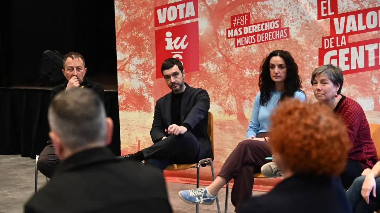 El ministro de Derechos Sociales, Consumo y Agenda 2030, Pablo Bustinduy (2i), y la candidata a la Presidencia del Gobierno de Arag&oacute;n por Izquierda Unida-Movimiento Sumar, Marta Abengochea (2d) ./ Ram&oacute;n Comet - Europa Press