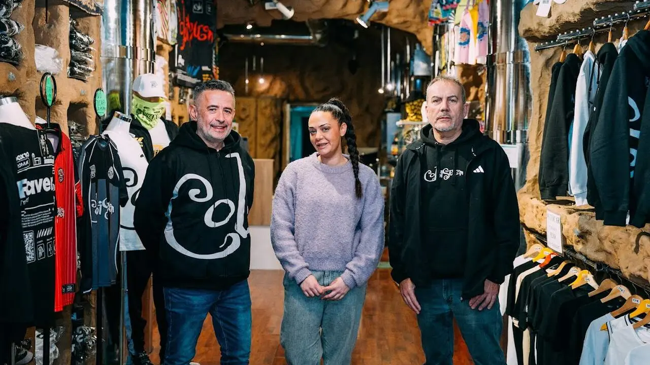 Jos&eacute; Claveria, Luis Aguirre y Aroa Aguirre, socios de la sala Coliseum Almud&eacute;var nos reciben en su Caver Store, la tienda oficial ubicada en el centro de Zaragoza ./ &Aacute;lvaro Calvo para HOY ARAG&Oacute;N