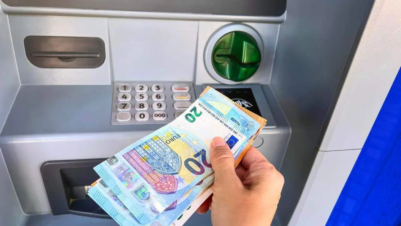 Retirada de dinero en efectivo en cajero
