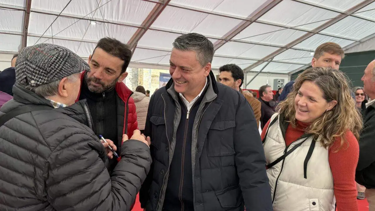 El n&uacute;mero uno de la lista del PSOE por la provincia de Huesca, Fernando Sabes, junto al alcalde de A&iacute;nsa, Enrique Pueyo, en el acto de este s&aacute;bado en la localidad altoaragonesa ./ PSOE Alto Arag&oacute;n