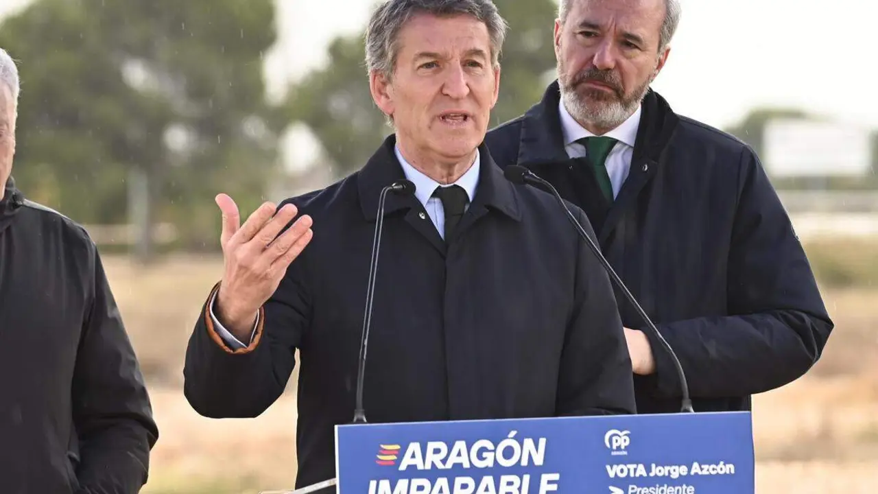 El presidente del PP, Alberto N&uacute;&ntilde;ez Feij&oacute;o, y el candidato del PP a la reelecci&oacute;n a la Presidencia del Gobierno de Arag&oacute;n, Jorge Azc&oacute;n, durante una rueda de prensa, en la f&aacute;brica Stellantis, a 28 de enero de 2026, en Figueruelas, Zaragoza, Arag&oacute;n (Espa&ntilde;a) ./ Ram&oacute;n Comet - Europa Press