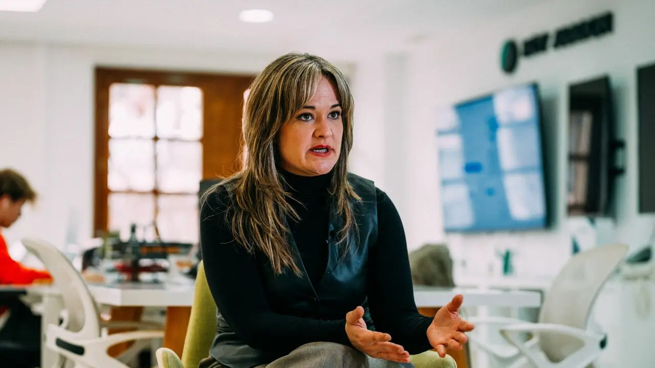 La candidato de Podemos, Mar&iacute;a Goikoetxea, durante la entrevista en la redacci&oacute;n de HOY ARAG&Oacute;N / &Aacute;lvaro Calvo