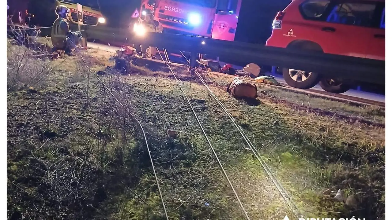 Los Bomberos de la DPZ en plenas maniobras de remonte del veh&iacute;culo siniestrado en la N-IIA, en Calatayud (Zaragoza), que deja herido leve al conductor y &uacute;nico ocupante, un hombre de 79 a&ntilde;os. / DPZ