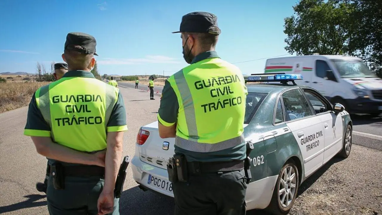 Agentes de la Guardia Civil de Tr&aacute;fico / HOY ARAG&Oacute;N