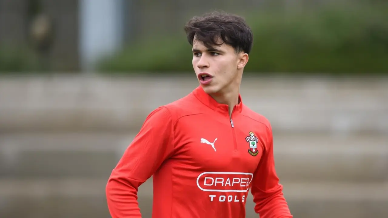 Juan Larios en un entrenamiento con el Southampton ./ Southampton FC