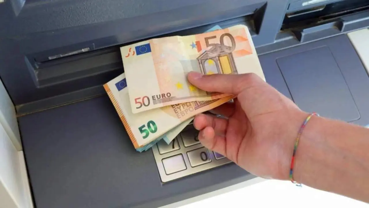 Persona sacando dinero en efectivo de un cajero