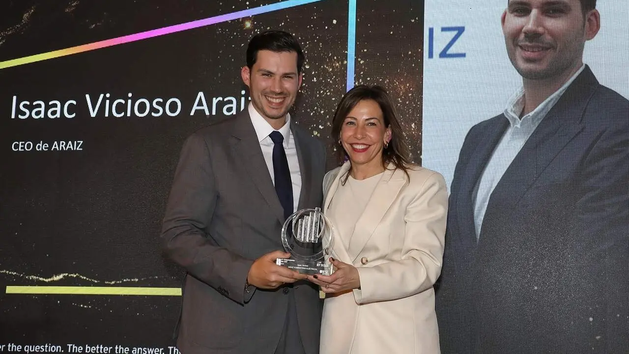 Isaac Vicioso recibiendo el premio.