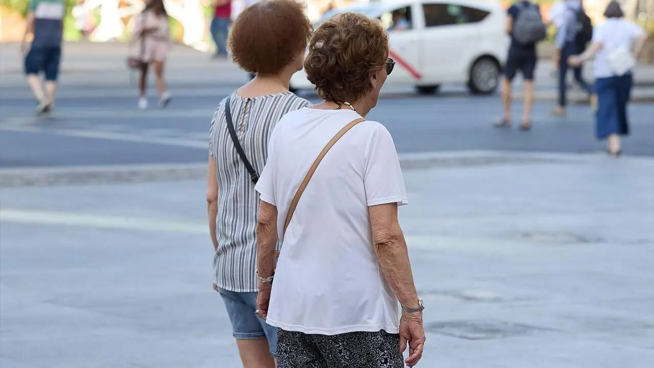 Mujeres pensionistas paseando por una calle de Madrid. / EP