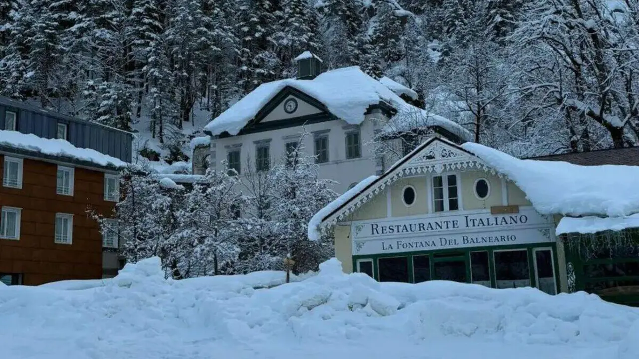 El Balneario de Panticosa, cubierto de nieve ./ Balneario de Panticosa v&iacute;a Instagram