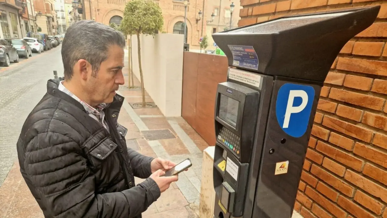 Un conductor paga la ORA en Teruel ./ Ayto. de Teruel