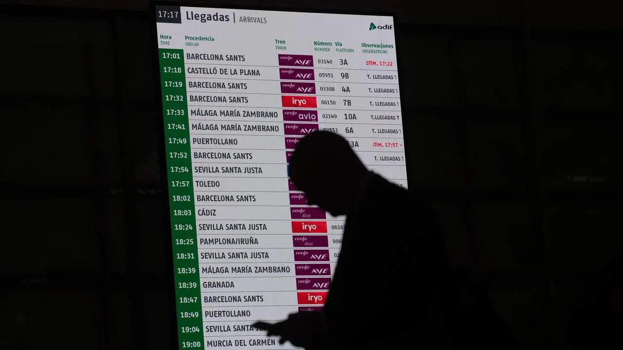 Pantalla en la estaci&oacute;n Madrid-Puerta de Atocha-Almudena Grandes. / EP