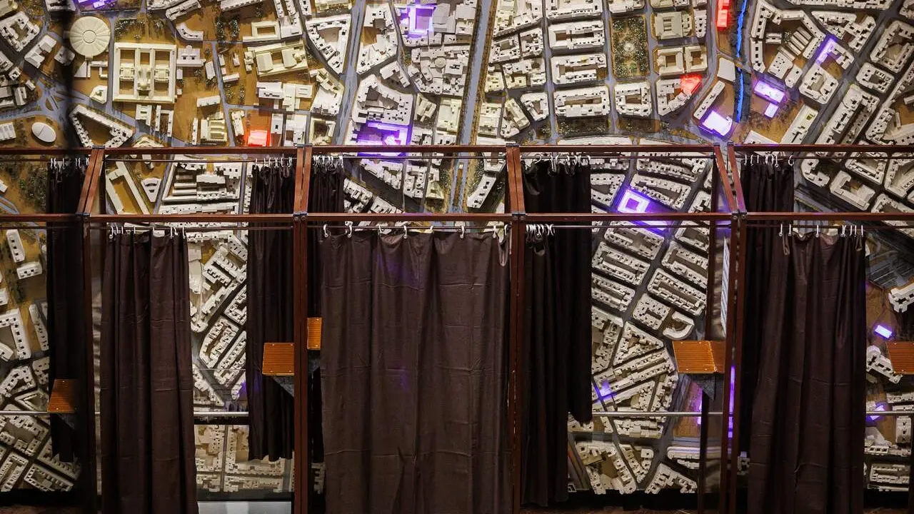 Cabinas de votaci&oacute;n preparadas para el 8F./ AZ