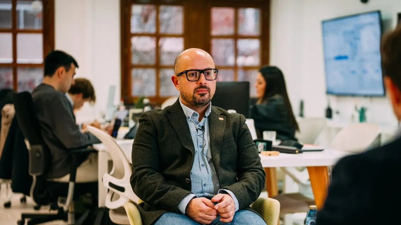 El candidato del Partido Aragon&eacute;s, Alberto Izquierdo, en la redacci&oacute;n de HOY ARAG&Oacute;N / &Aacute;lvaro Calvo