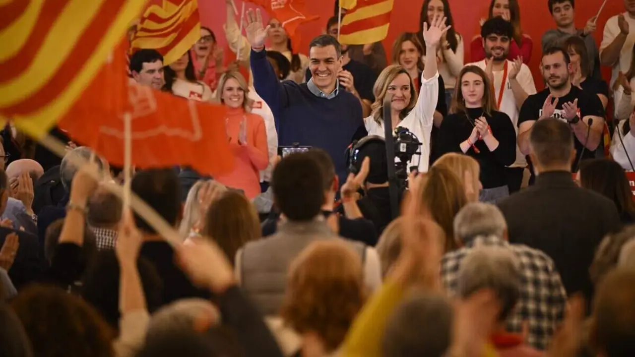 El secretario general del PSOE y presidente del Gobierno, Pedro S&aacute;nchez, y la secretaria general del PSOE-Arag&oacute;n y candidata a la presidencia de Arag&oacute;n, Pilar Alegr&iacute;a, en el acto de cierre de campa&ntilde;a, a 6 de febrero de 2026, en Zaragoza ./ Marcos Cebri&aacute;n - Europa Press