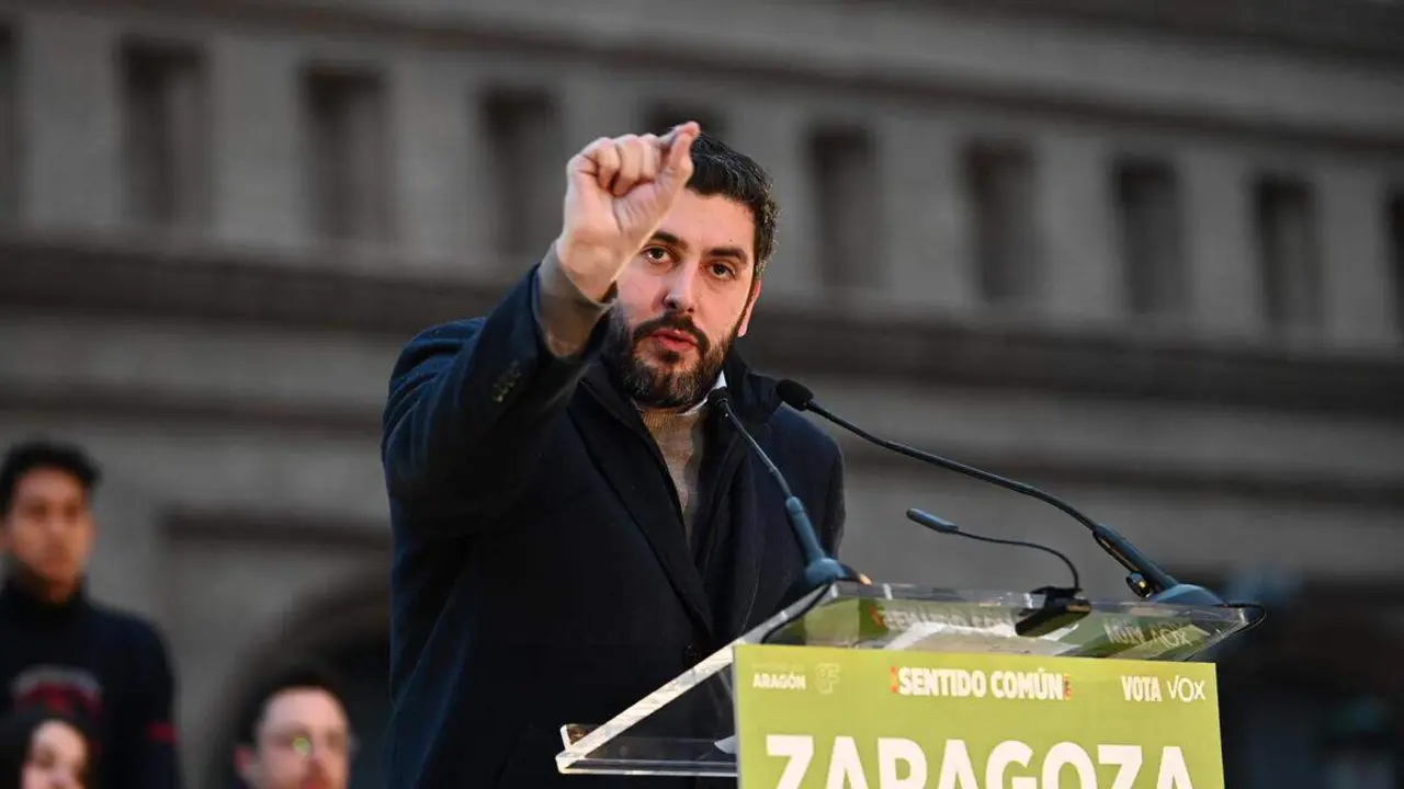 El candidato de VOX a las elecciones de Arag&oacute;n, Alejandro Nolasco, interviene durante el mitin de cierre de campa&ntilde;a ./ Ram&oacute;n Comet - Europa Press