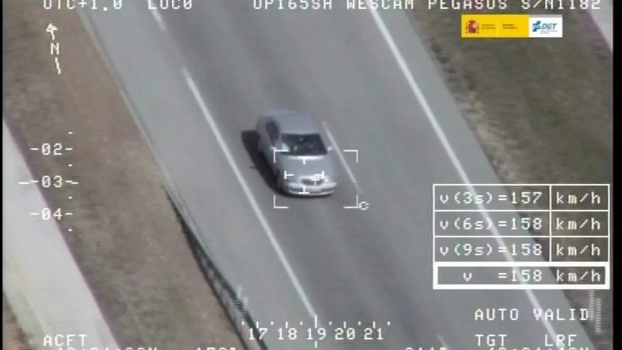 Archivo - Multa de tr&aacute;fico por velocidad capta desde un helic&oacute;ptero de la DGT