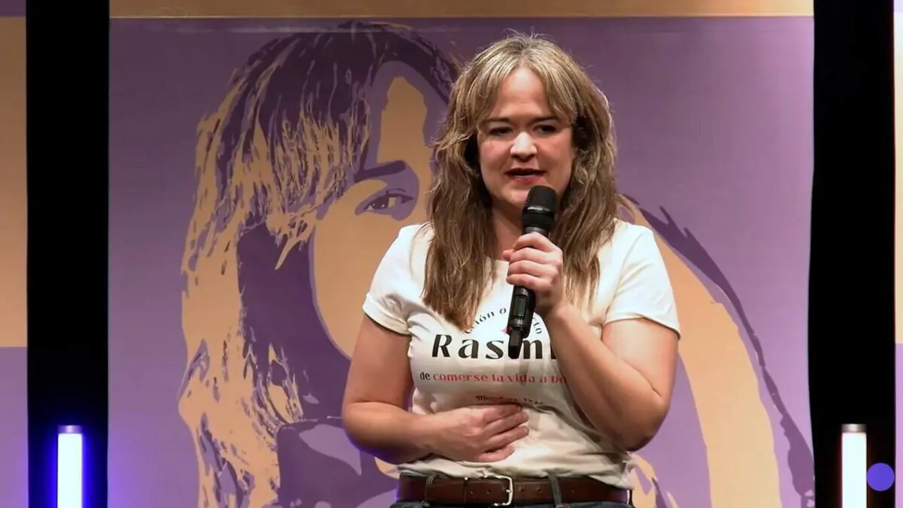 La candidata de Podemos a la Presidencia de Arag&oacute;n, Mar&iacute;a Goikoetxea, en el acto de final de campa&ntilde;a ./ E.P