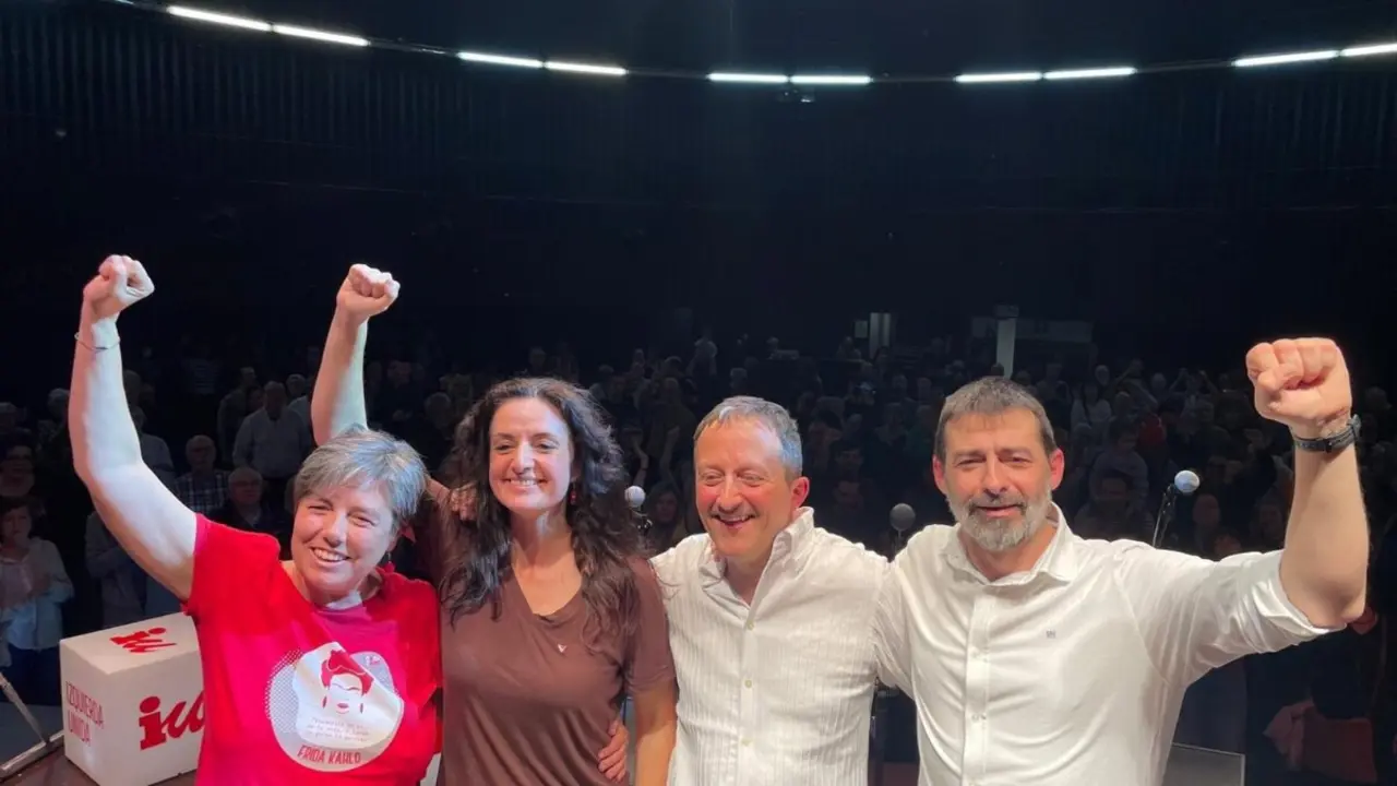 La candidata de IU-Movimiento Sumar a la Presidencia del Gobierno de Arag&oacute;n, Marta Abengochea, segunda por la izquierda, en el mitin de cierre de campa&ntilde;a electoral antes de las elecciones anticipadas del pr&oacute;ximo 8F ./ IU-MOVIMIENTO SUMAR