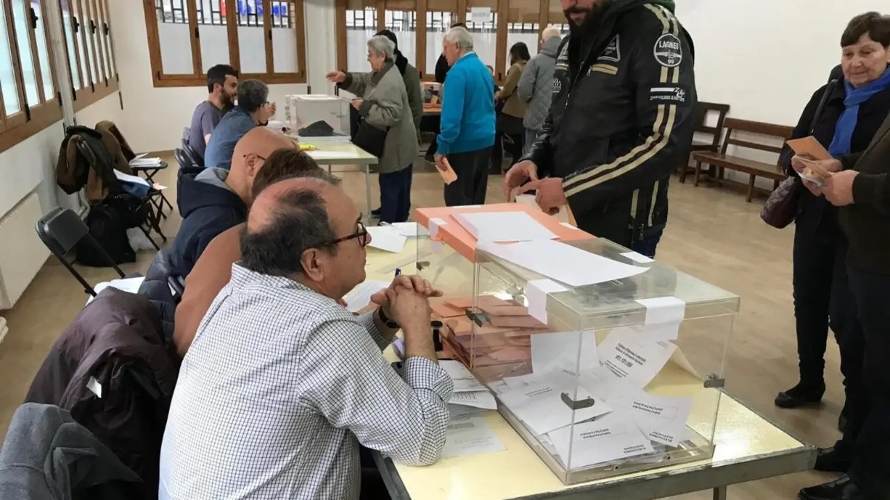 Archivo - Votaci&oacute;n en un colegio electoral
- EUROPA PRESS - Archivo