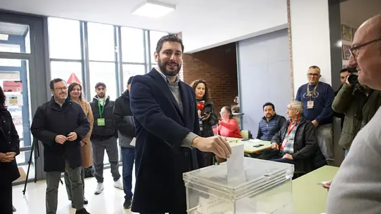 Alejandro Nolasco votando ./ VOX