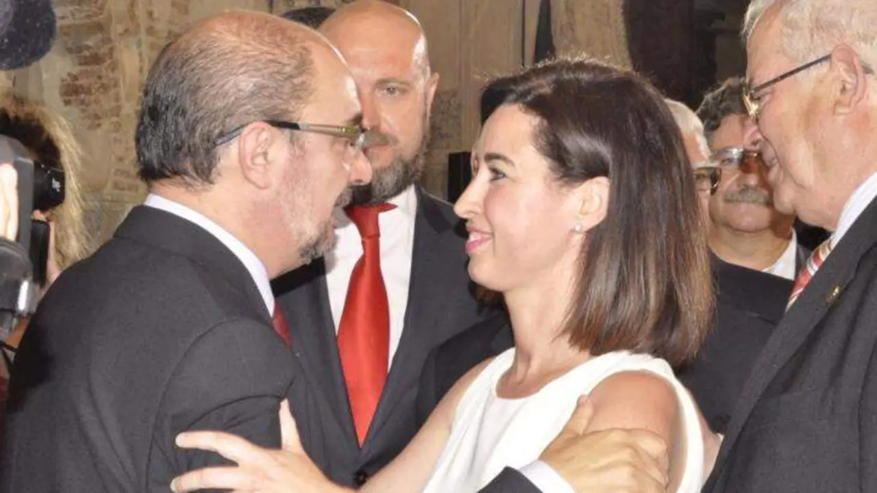 Archivo - Javier Lamb&aacute;n, y la alcaldesa de Ejea, Teresa Ladrero. /EP