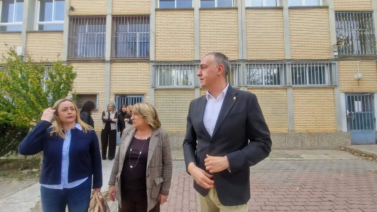 La consejera de Educaci&oacute;n, Tomasa Hern&aacute;ndez, visita el IES Conde de Arag&oacute;n, en Alag&oacute;n. / GOBIERNO DE ARAG&Oacute;N