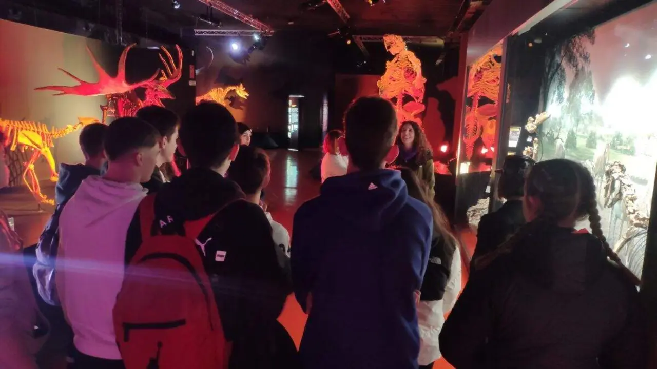 Estudiantes en una visita a Din&oacute;polis. / DIN&Oacute;POLIS