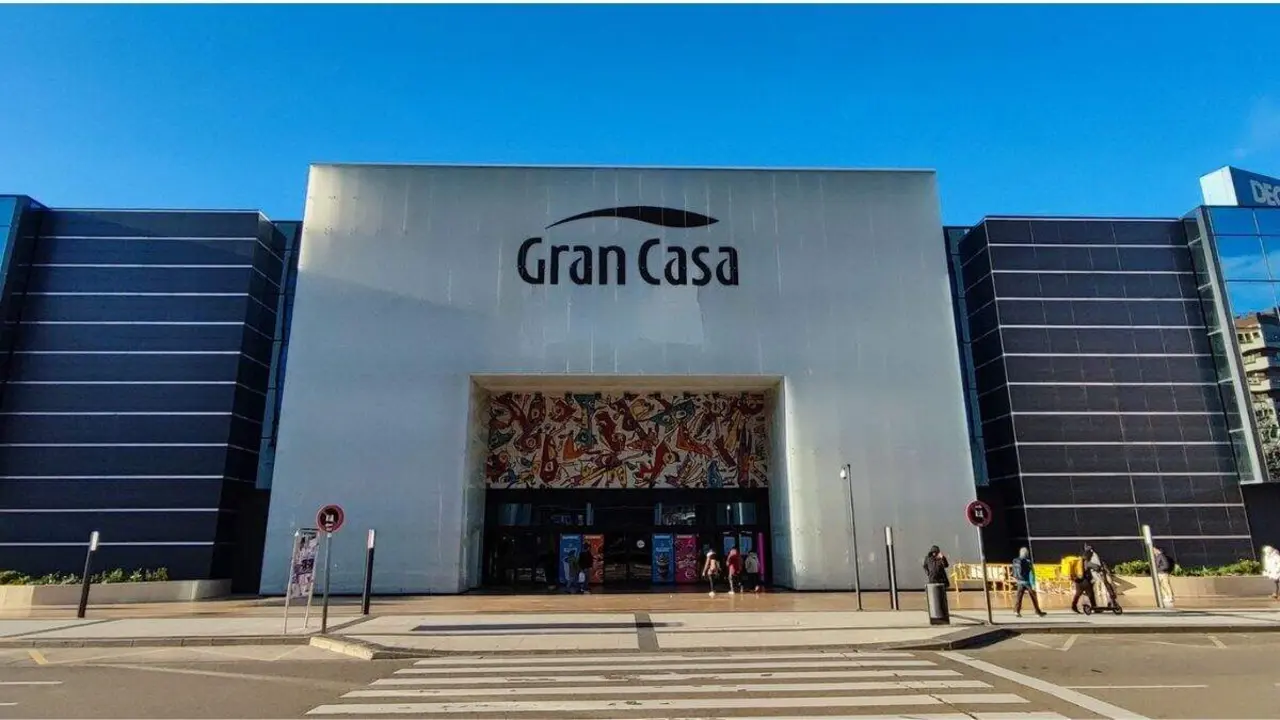 Acceso principal del Centro Comercial GranCasa, en Zaragoza. / GRANCASA
