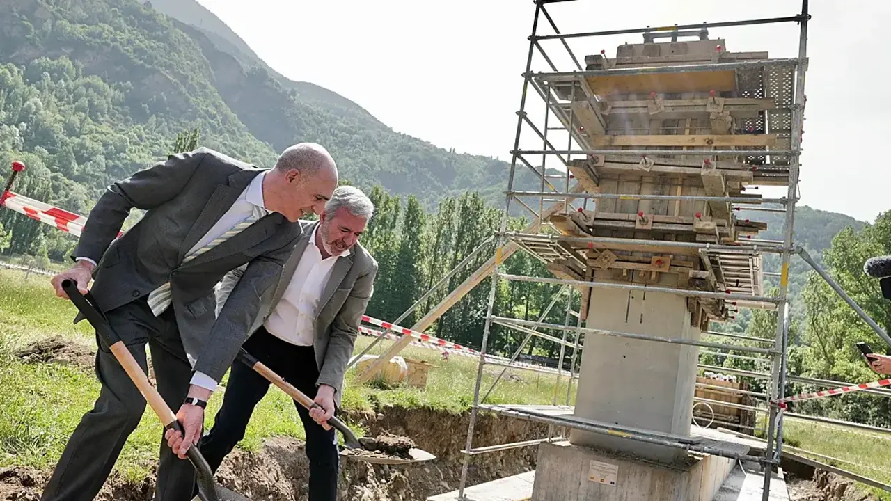 El presidente de Arag&oacute;n, Jorge Azc&oacute;n, junto al alcalde de Benasque, Manuel Mora, en la puesta de la primera piedra / DGA