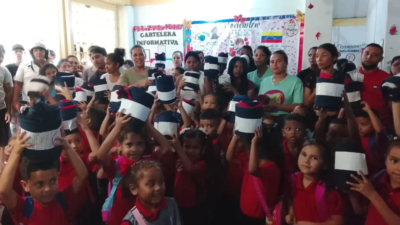 El colegio Sagrado Coraz&oacute;n de Jes&uacute;s env&iacute;a prendas escolares a Venezuela