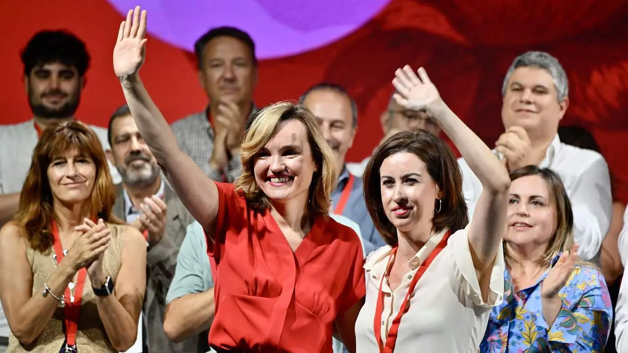 Archivo - La ministra de Educaci&oacute;n, Formaci&oacute;n Profesional y Deportes y secretaria general del PSOE de Arag&oacute;n, Pilar Alegr&iacute;a (i), y la secretaria general del PSOE de Zaragoza, Teresa Ladrero (d), durante la clausura del 10&ordm; Congreso Provincial del PSOE Zaragoza
- Marcos Cebri&aacute;n - Europa Press