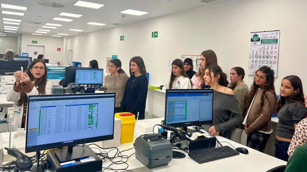 El Hospital Universitario Quir&oacute;nsalud Zaragoza acerca las profesiones cient&iacute;ficas y sanitarias a alumnas del programa STEM Talent Girls