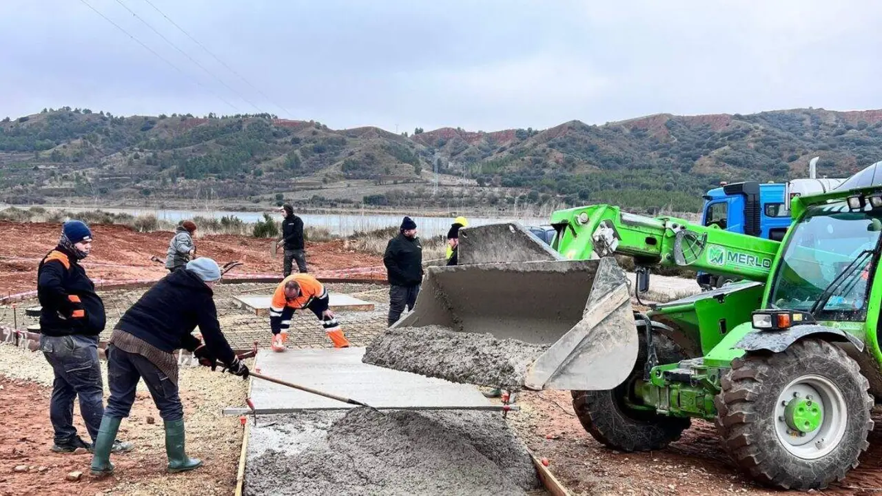 Trabajos de construcci&oacute;n del nuevo mirador en Lechago. / AYTO. CALAMOCHA