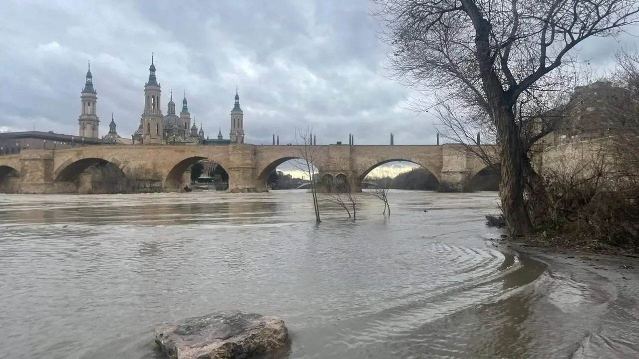 Crecida del r&iacute;o Ebro a su paso por el Puente de Piedra en Zaragoza. /EP