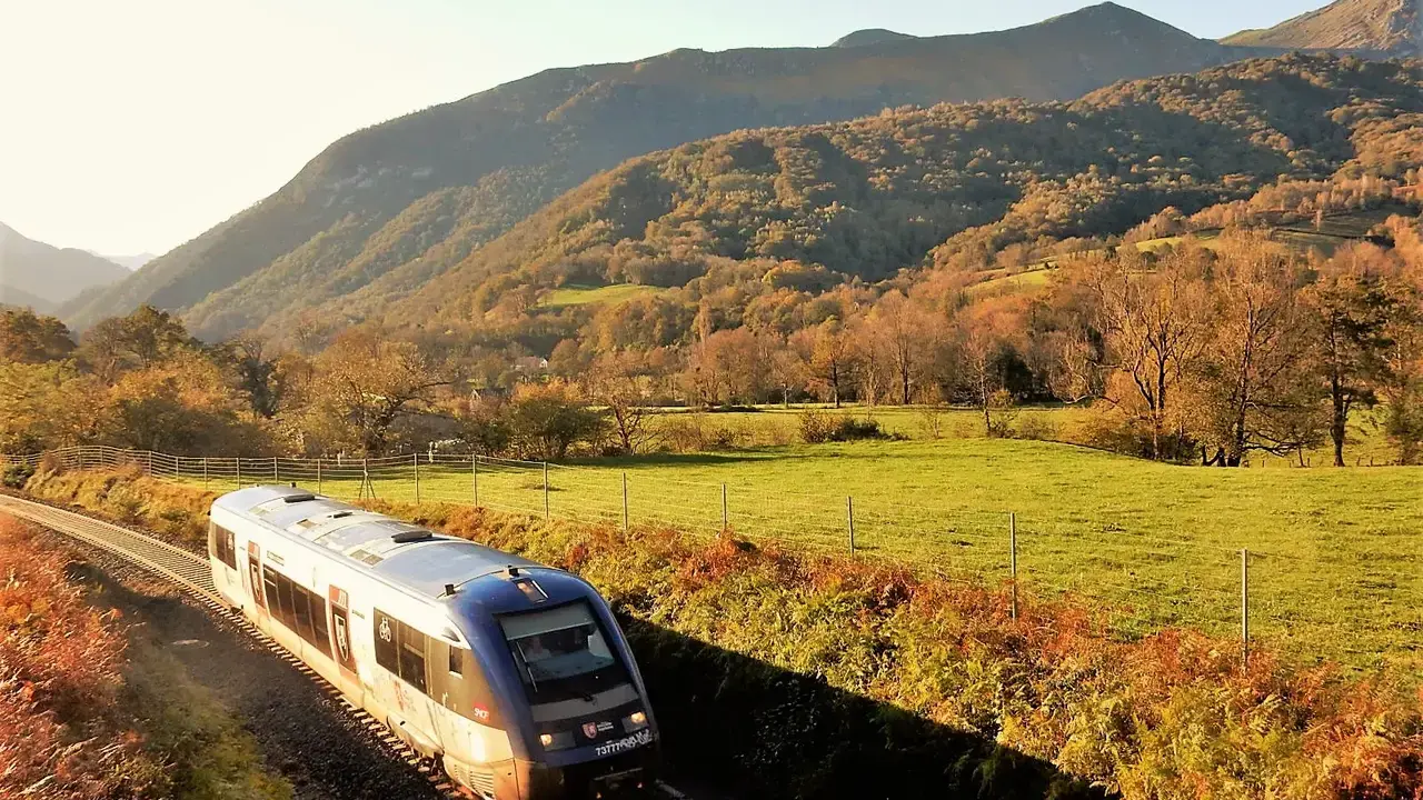 El tren que va desde Oloron, al otro lado de Monrepos a Bedous / HOY ARAG&Oacute;N