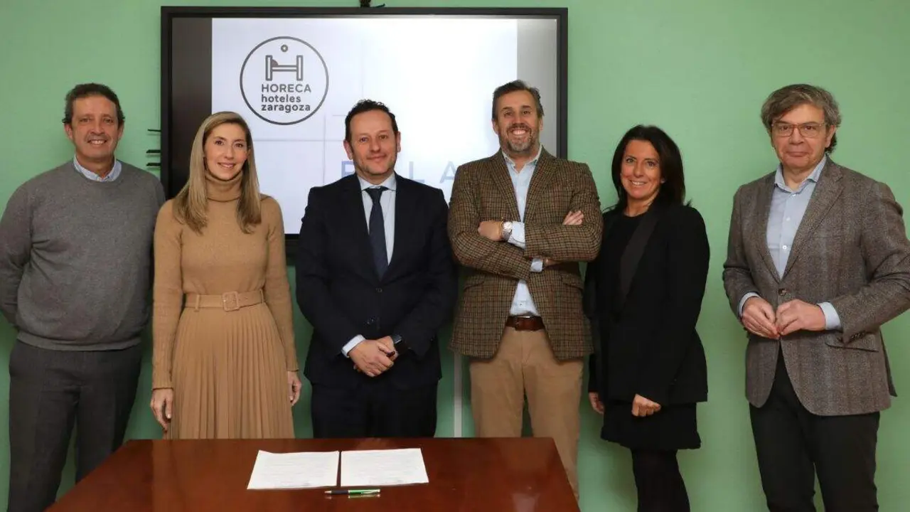Firma del acuerdo entre Colchones Relax y Horeca Hoteles. / HORECA