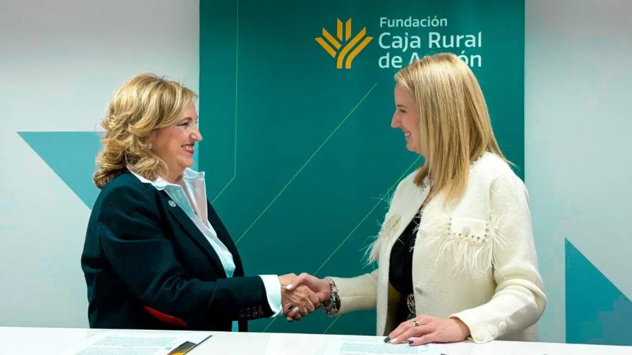 Rosa Bolea, rectora de la Universidad de Zaragoza (izda.), y Laura Prada, directora de Fundaci&oacute;n Caja Rural de Arag&oacute;n. / HA