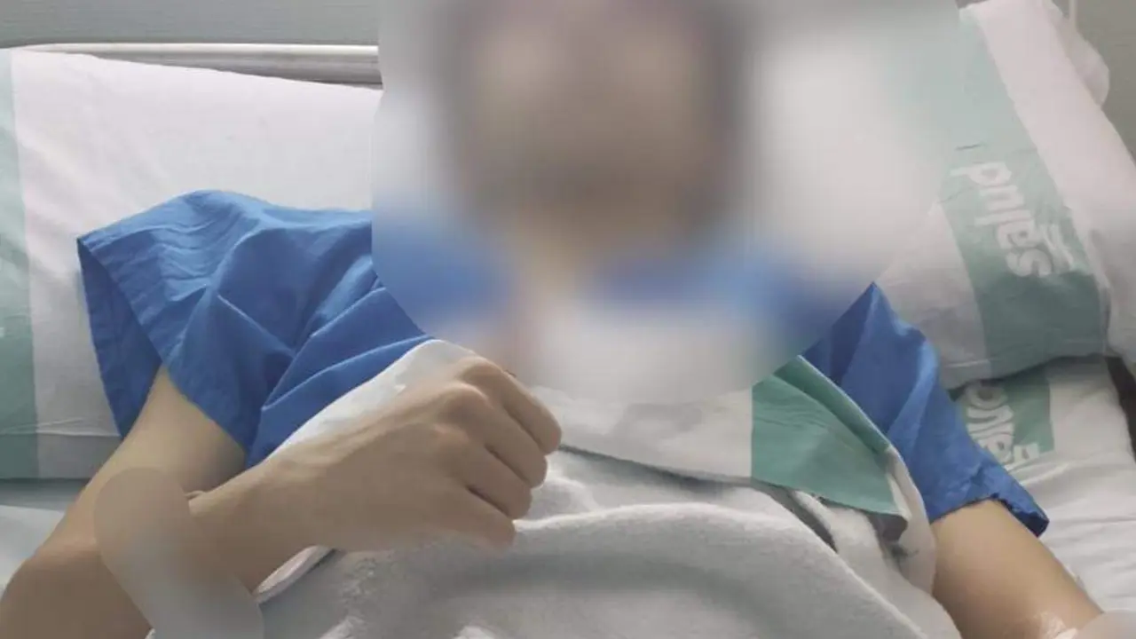 Imagen del menor agredido en el centro hospitalario donde fue operado/Cedida a H.A.