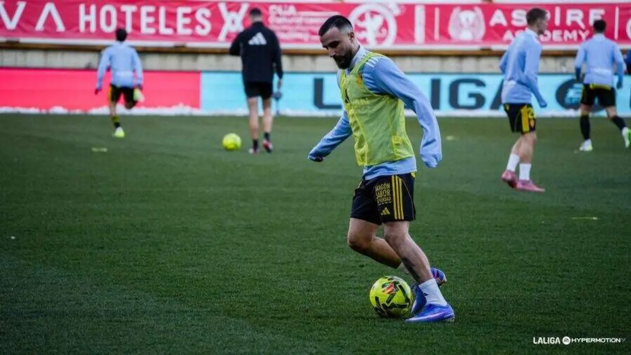 Rober Gonz&aacute;lez en el calentamiento del Cultural Leonesa - Real Zaragoza / LaLiga