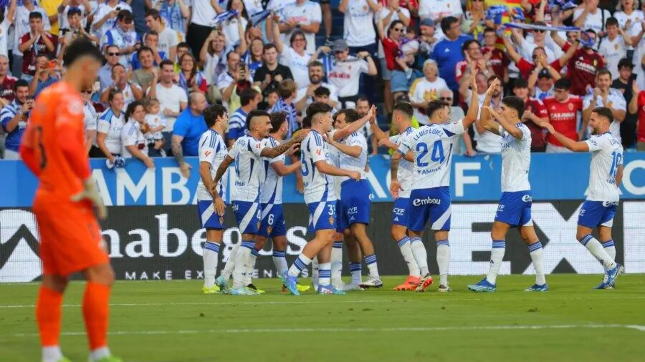 Celebraci&oacute;n de los jugadores en el Real Zaragoza - Elche de 2024 / LaLiga