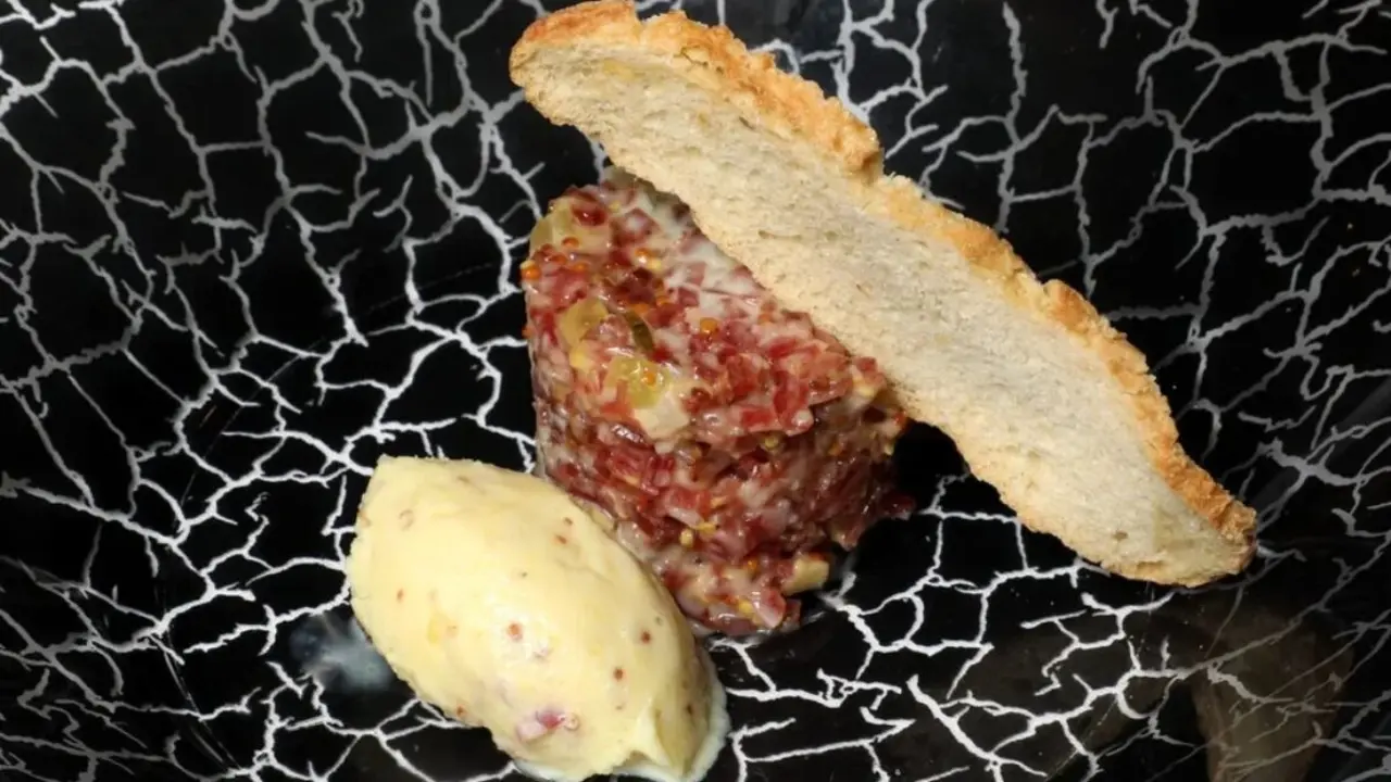 Tartar de longaniza curada de Graus con encurtidos y helado de mostaza ./ Restaurante +Albarrac&iacute;n