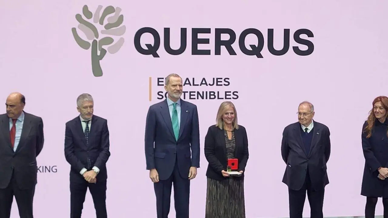 La directora general de Querqus, Carmen Urbano, ha recibido el &aacute;ccesit de Pyme Sostenible 2025 de manos de S. M. el Rey Felipe VI. / C&Aacute;MARA ZARAGOZA