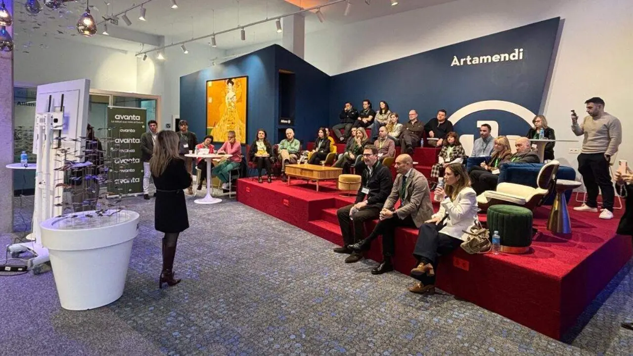 Desayuno de Avanta en la sede de Allianz Artamendi en Zaragoza para hablar sobre acoso laboral. / AVANTA