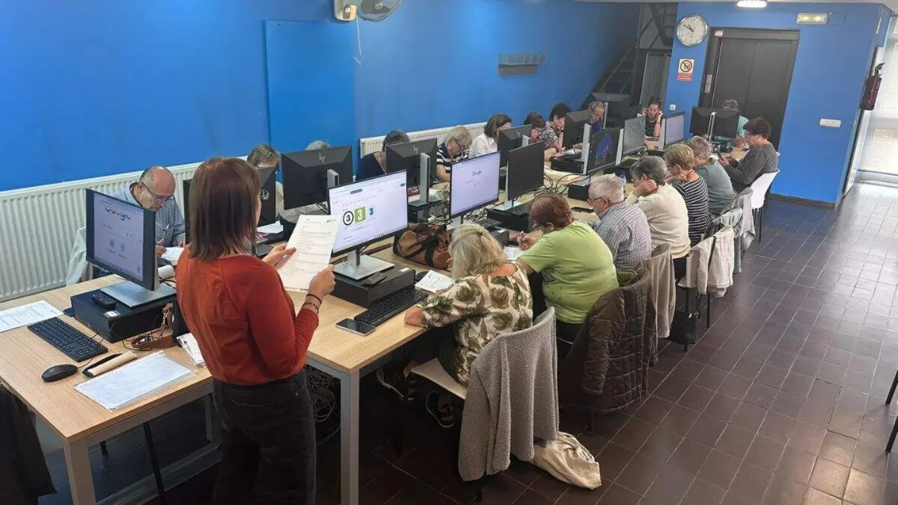 Uno de los cursos presenciales del programa Adaptaci&oacute;n Digital. / HA